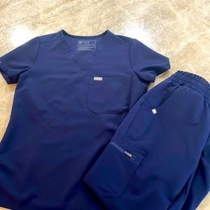 FIGS SCRUBS SET in XS navy. Catarina top and high waisted Zamora bottoms